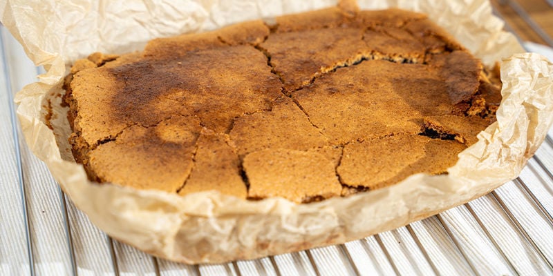 Après Avoir Sorti Le Moule Du Four, Laissez Le Space Cake Refroidir Dans Le Moule Pendant Environ 10 Min