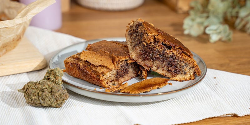 Une Fois Refroidi, Découpez Le Gâteau Dans La Taille Et La Forme Souhaitées