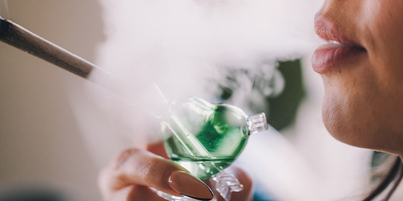 Accessoires de cannabis pour inhalation : Minimisez vos risques lorsque  vous fumez, vapotez et tamponnez 