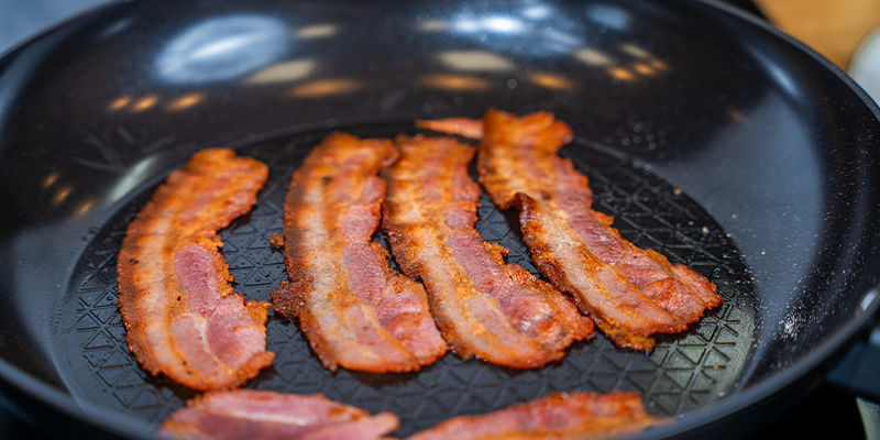 Faire Revenir Le Bacon Dans La Poêle À À Frire Feu Moyen