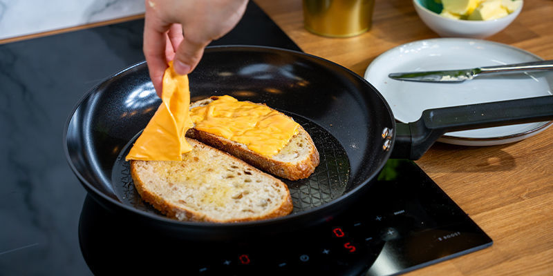 Placer Un Morceau De Pain, Côté Beurre Standard Vers Le Bas, Dans La Poêle. Déposer Les Tranches De Fromage Sur Le Pain