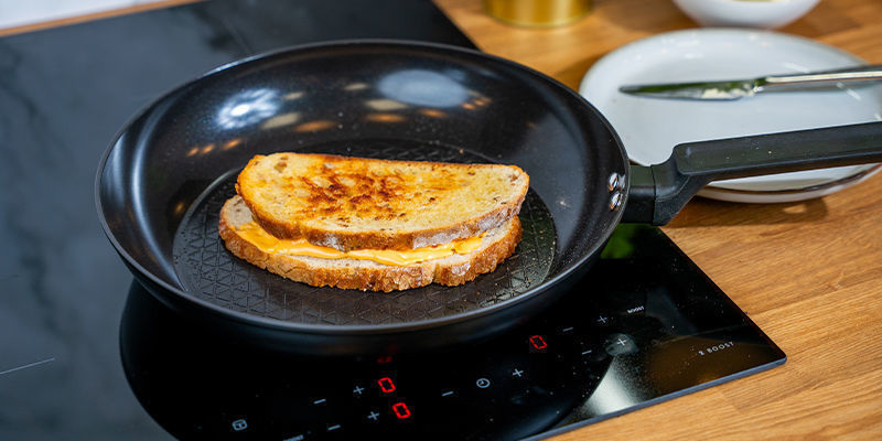 Ajouter Le Deuxième Morceau De Pain, Le Beurre De Canna Tourné Vers Le Fromage