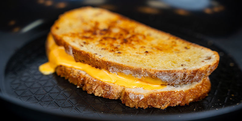 Faites Griller Le Sandwich Jusqu’À Ce Qu’Un Côté Soit Grillé Et Légèrement Doré