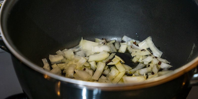 Faites Maintenant Sauter Les Oignons Et Les Champignons Avec Un Peu De Beurre Normal Ou D’Huile D’Olive Jusqu’Á Les Faire Ramollir. Ajoutez L’Ail Et Faites Cuire Pendant Encore Une Minute