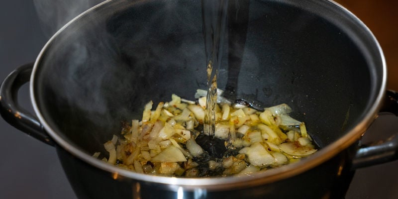 Ajoutez L’Eau Et Le Bouillon De Légumes Et Faites Mijoter Pendant Environ 15 Minutes