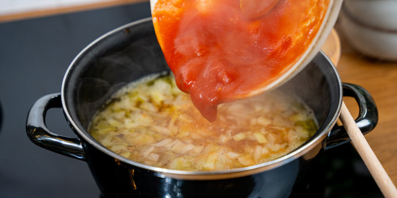 Ajoutez Les Tomates Ou La Purée De Tomate Et Le Bouillon De Légumes, Baissez Le Feu Pour Faire Mijoter