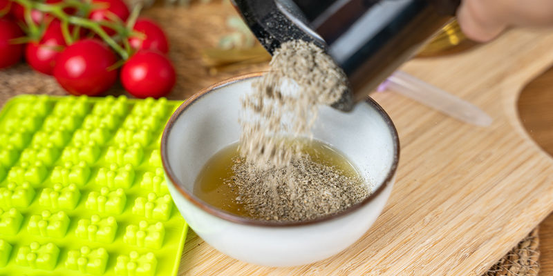 Mélangez La Poudre De Champignons Avec Du Jus De Citron Dans Un Bol