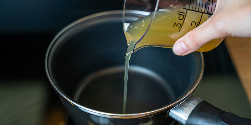 Dans Une Casserole Posée Sur Le Feu, Mélangez Le Jus De Fruits, Le Sucre Et La Gélatine Non Aromatisée Ou L’Agar-Agar.