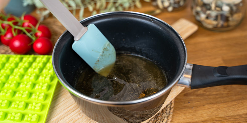 Retirez La Casserole Du Feu Et Ajoutez L’Extrait De Champignon Au Mélange Gélifié.