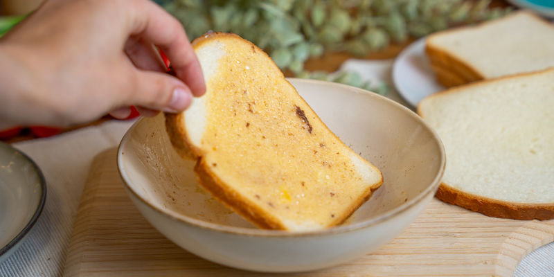 Plongez Vos Tranches De Pain Dans La Pâte En Veillant À Ce Qu’Elles Soient Uniformément Imbibées.