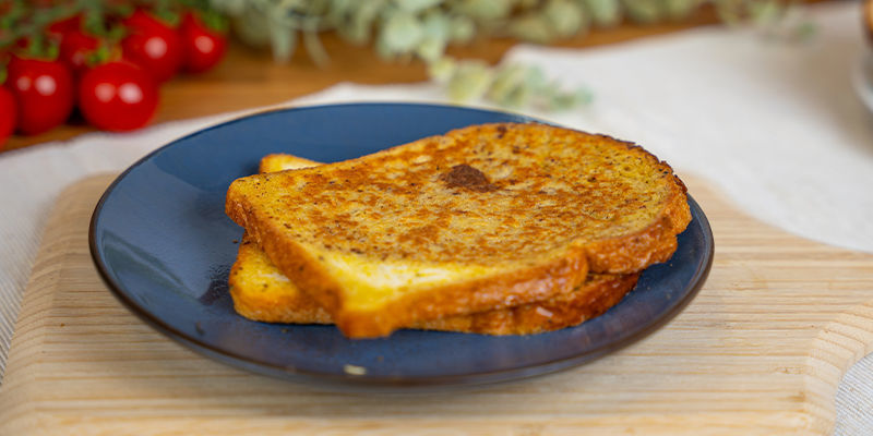 Empilez Les Tranches Dorées Sur Une Assiette.