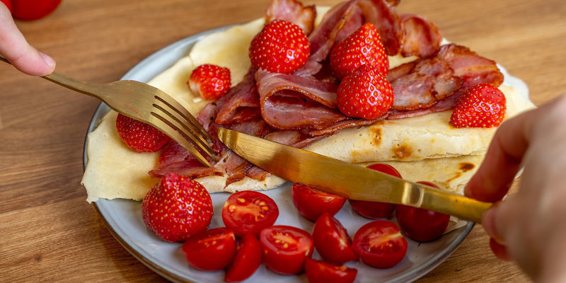 Garnissez Vos Pancakes De Sirop, De Fruits Frais Ou D’Une Tranche De Bacon Croustillant